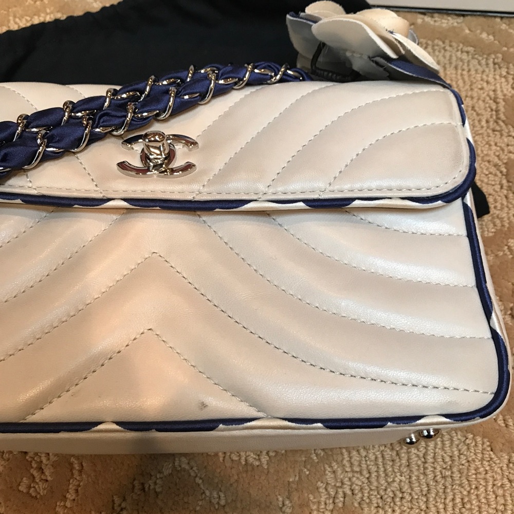 Chanel beige/grey classic quilted bag with flower - Picture 5 of 12